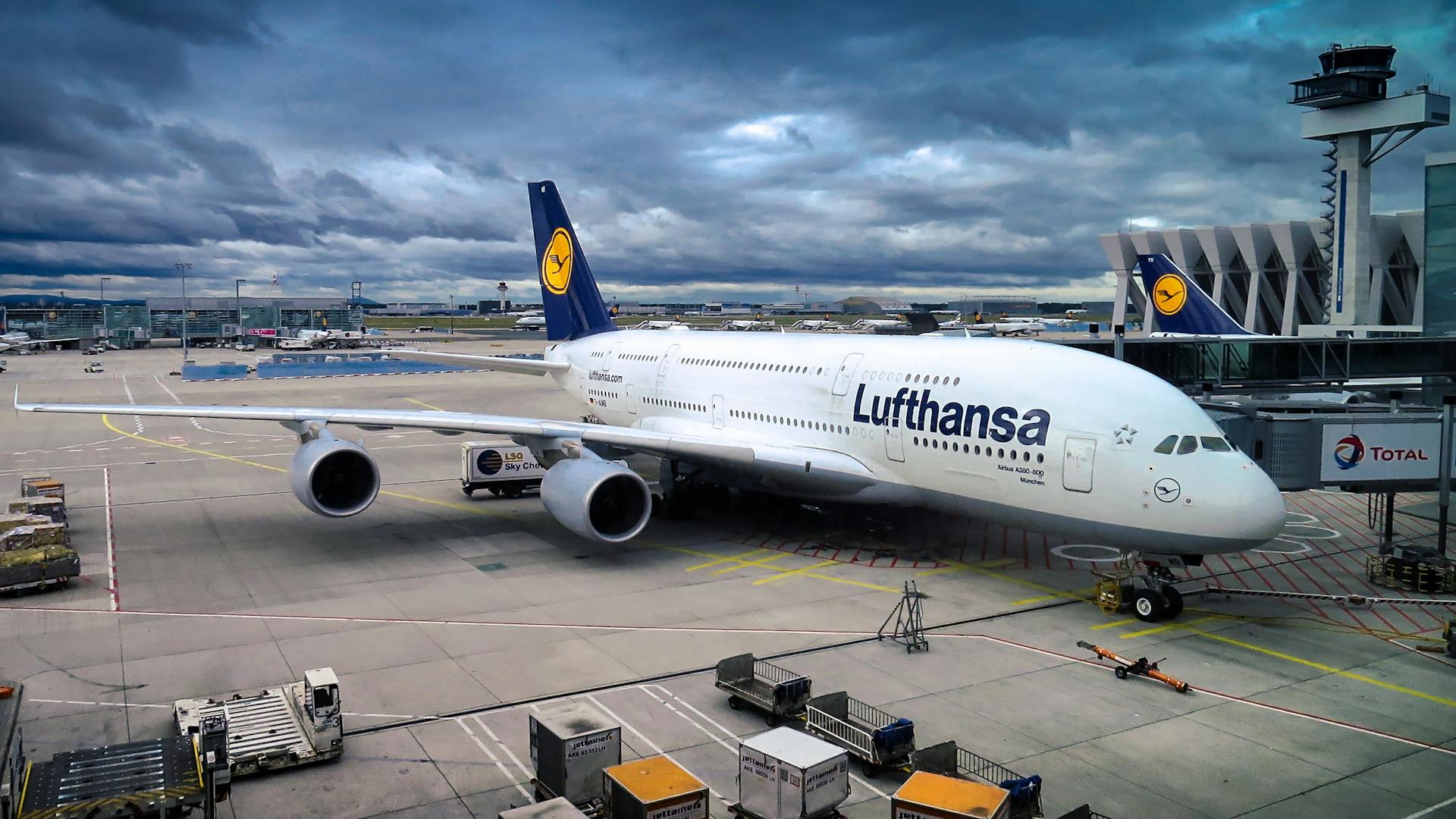 7 Travel Hacks to Save Money on Flights