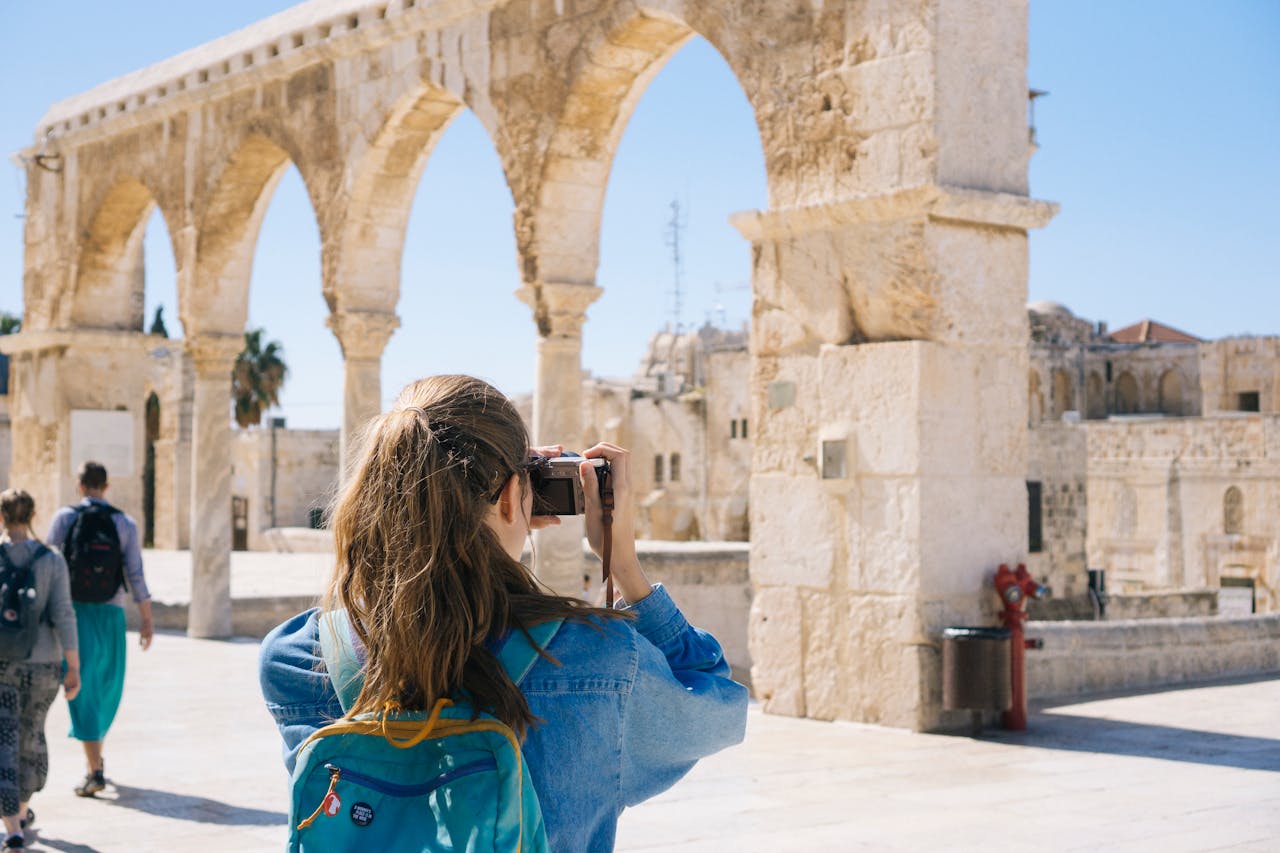 10 Ways to Avoid Tourist Traps